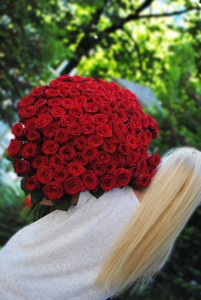 101 raudona rožė Red Naomi tik nuo 135 Eur!