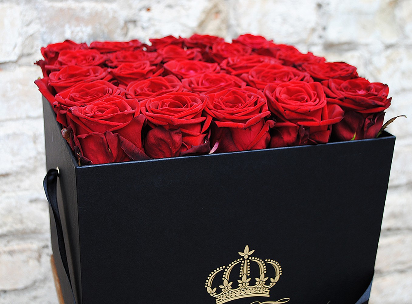 Raudonos rožės dėžutėje ROY