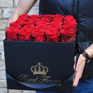 Raudonos rožės dėžutėje
