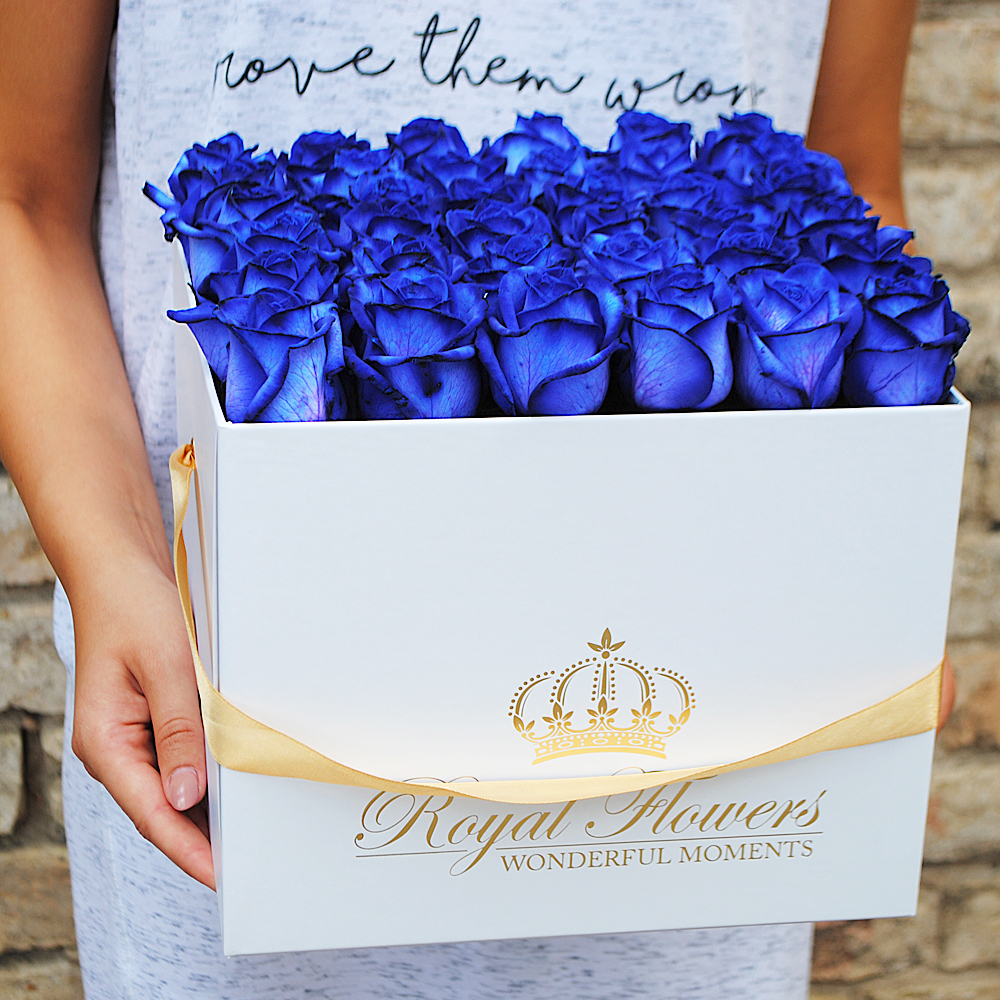 Mėlynos rožės baltoje dėžutėje